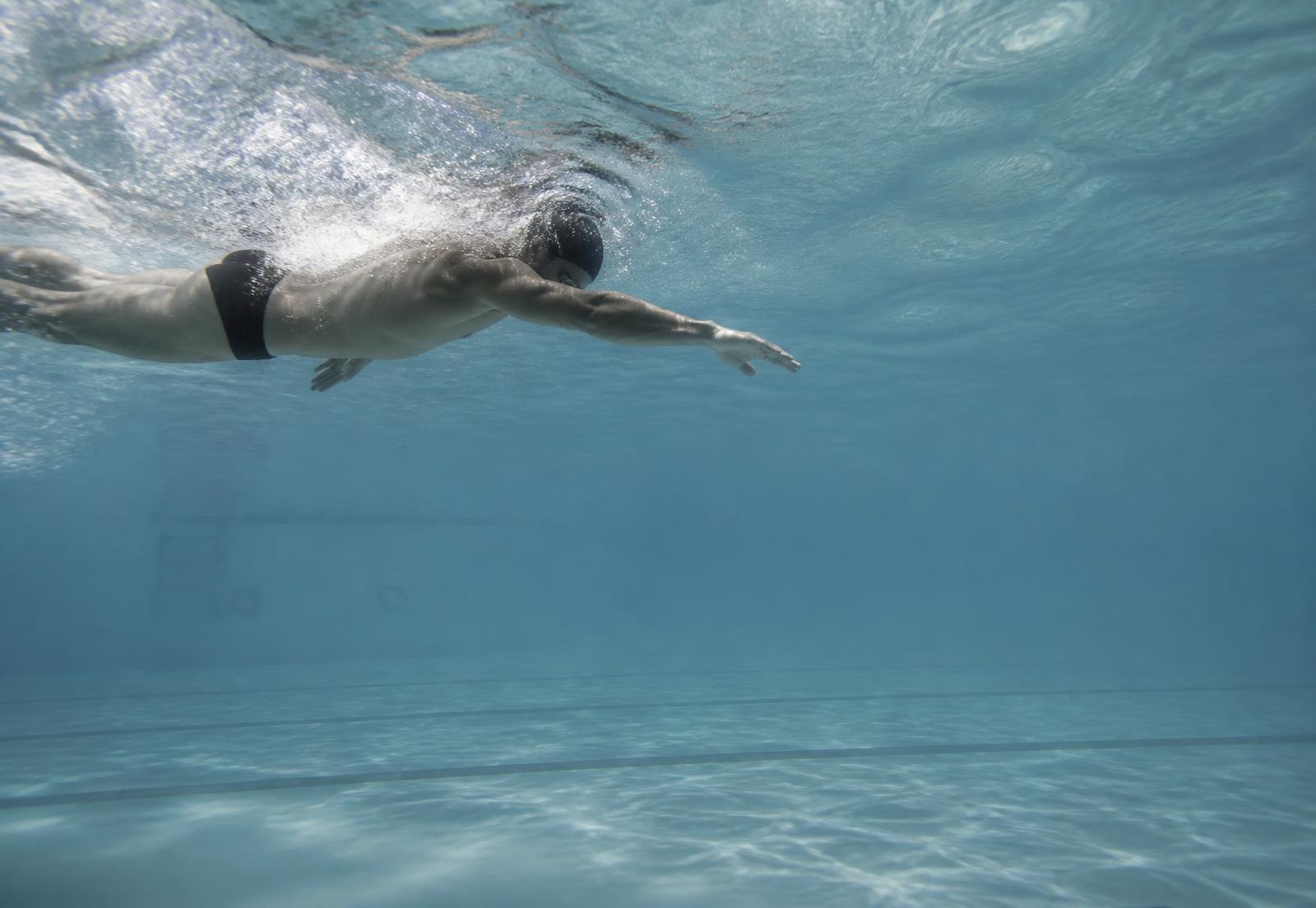 Underwater observation of an adult swimmer holding a horizontal freestyle body line